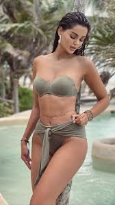 ‌ • خاله آلکسبس، بازیگر پورن آمریکایی که در آخرین موزیک ویدیوی ساسی مانکن  نقش سمیه را بازی کرد: باورم نمیشه در ایران دیدن بستنی خوردن یک دختر مدل با  اون تیپ،