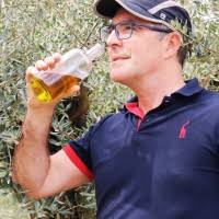 800+ "Neil" profiles