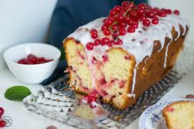 Für die füllung johannisbeeren waschen, trocken tupfen und die stiele entfernen. Johannisbeer Joghurt Kuchen Johannisbeere Joghurt Puderzucker Vanille Zeitfurkuchen