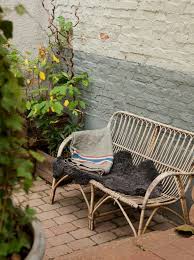 The look transforms any home and pairs well with natural accents. Two Tone Painted Brick Wall In The Garden Murs En Briques Peints Mur De Patio Brique En Peinture