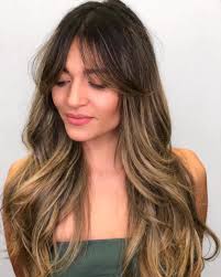49 Idees De Cheveux Longs Degrades Avec Frange Comment Choisir La Frange Qui Vous Convient Selon La Forme Du Visage Coiffures Mode Et Beaute Zenidees En 2020 Idee Coupe