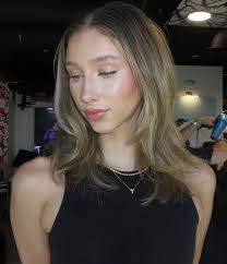 this is chef's kiss 🤌🏻 20” sew in install and color transformation 🫶🏻 •  📍 @ryanmscottsdale 👩🏼 @tessawhitehall 📸 @canonusa