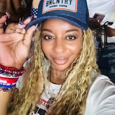 We want to hear from you! What are your biggest hair salon complaints?  👂🏾👇🏾 Reference:  https://www.essence.com/news/essence-poll-whats-your-biggest-hair-salon-complaint/