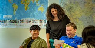 Mit erfahrungen aus der betriebswirtschaftslehre, informatik und der schule bieten wir beratung und lösungen für schulen an, welche sich im transformativen wandel befinden. German Course Berlin Learn German In Berlin Die Neue Schule
