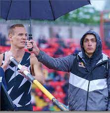 Instead of heading indoors he wrapped up and took to holding an umbrella for his rival sam kendricks as he prepared to. E9xhtqai Mslbm