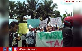 Ada 20 gudang lagu gaji honorer terbaru, klik salah satu untuk download lagu mudah dan cepat. Ratusan Guru Honorer Simalungun Demo Tolak Pemangkasan Gaji Honor Benteng Siantar