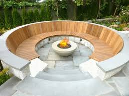 Feuerstelle Garten Sitzplatz Rund Sitzflaeche Gebogen Holz Beton Naturstein Outdoor Modern Feuerstelle Garten Holz Im Garten Feuerstelle