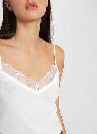 Confectionné dans une mousseline fluide et aérienne il se distingue par ses. Caraco Avec Dentelle Off White Morgan Femme Place Des Tendances