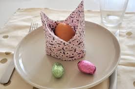 Idée de décoration pour votre table de pâques printanière comment plier des serviettes de table en forme de petits lapins de pâques ? Pliage Nid
