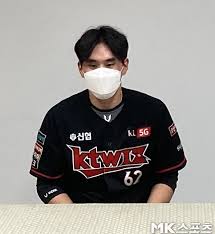 1이닝 3삼진을 기록하였던 데뷔전에서 kt wiz 김재윤 야구선수는 총 투구수 13구, 최고구속 150km/h 로 직구와 슬라이더로만 아웃카운터를 잡아냈습니다. 2ê²½ê¸° ì°ì Sv ê¹ì¬ì¤ í´ìì´ êµ¬ì íë³µì ëì ëë¤ íì¥ì¸í°ë·° ë§¤ì¼ê²½ì 