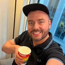 Back in 2008, Simon Cowell criticized Beyoncé's singing, who later  performed at the X Factor, making him regret his words.