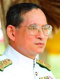 มองดวงจันทร์เห็นกระต่ายยายกับตา แล้วถามว่า“ในหลวง”ท่านอยู่ไหน  ยินเสียงตอบแว่วมาจากฟ้าไกล ท่านอยู่ในดวงใจของปวงชน🙏🏻💛  เนื่องในวันคล้ายวันพระบรมราชสมภพ “พระบาทสมเด็จพระบรมชนกาธิเบศร  มหาภูมิพลอดุลยเดชมหาราช บรมนาถบพิตร” พระผู้เป็นที่รักยิ่งของปวงชนชาว ...