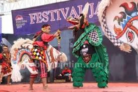Dalam sebuah grup whatsapp, kita bisa berkirim informasi kepada banyak orang sekaligus tanpa harus mengirimnya satu persatu. Gambar Barongan Jaranan