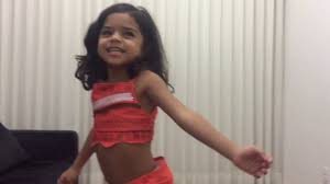 Menino árabe dançando | niños asiáticos, niños bailando. Nina Cantando E Dancando Saber Quem Sou Moana Youtube