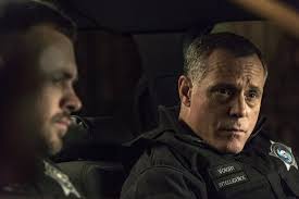Season 6 opens with briscoe and his new partner, rey curtis, tracking down the man accused of kidnapping and killing a young girl. Chicago Pd Season 4 Recap Episode 19 Last Minute Resistance