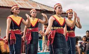 25 Tarian Daerah Terbaik Berikut Gambar Properti Maknanya
