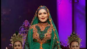 Berpantun seloka sambil menari canggung serentak melangkah rentak timur diarak gurau senda sopannya dijaga sepakat makin kukuh terikat. Dato Sri Siti Nurhaliza Kurik Kundi Youtube
