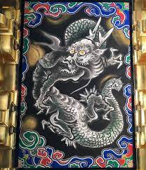 日光東照宮 陽明門 昇り龍 降り龍 通路の天井に昇り龍と降り龍が描かれている 一説に 龍は春分に天に昇り 秋分に淵に潜むといい これを昇り龍 降り龍という 頭が上にある方が昇り龍 下にある方が降り龍である 天保年間に発刊された 日光山志 には 昇龍は