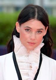 Vierailla vesillä, οι πειρατές της καραϊβικής: Astrid Berges Frisbey Wikipedia