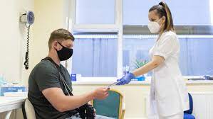 Augusztus elsejétől lehet megkapni az újabb dózist azoknak, akiknek a második vakcina beadása után már eltelt 4 hónap. Dhf2ab7md71klm