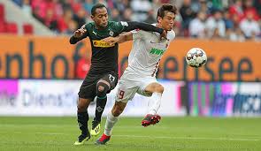 Fc augsburg arbeitet an überraschung gegen mönchengladbach. Fc Augsburg Borussia Monchengladbach 1 1 Starker Fca Verspielt Fuhrung Gegen Zahme Fohlen
