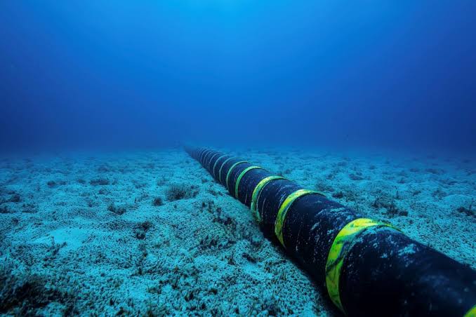 Rivalidad bajo el mar: la geopolítica de los cables submarinos - La Tercera