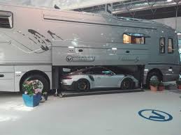 Das Perfekte Wohnmobil Fur Petrolheads Addicted To Motorsport Porsche 911 Gt2 Wohnmobil Wohnmobil Bus