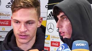 Bei seinem kometenhaften aufstieg steht dem torjäger eine person immer zur seite: Joshua Kimmich Und Joachim Low Schwarmen Von Kai Havertz Fussball Bild De