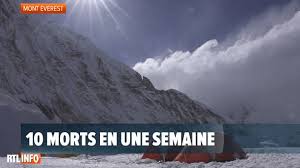 A tragic weekend on mount everest left four climbers dead as mountaineers seized fleeting periods of good weather to push for the summit of the world's highest peak.roland yearwood, an american doctor. Dix Morts En Une Semaine Sur L Everest Des Encombrements En Zone De La Mort Suscitent Des Craintes Rtl Info