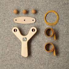 Du Wolltest Schon Immer Einmal Eine Zwille Steinschleuder Selber Bauen Kein Problem Mit Unserem Schleuder Bausatz Ist Das Im Handumd Schleuder Zwille Bausatz