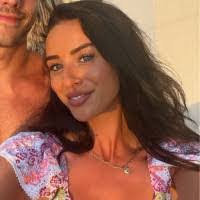 Leanne Rollins's Instagram, Twitter & Facebook