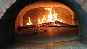 In cuptoarele de paine pe vatra forno d oro puteti. Pizzeria De Fanti Timisoara 3 Pizza Coapta In Cuptor Cu Lemne Timisoreni Ro Youtube