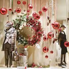 40 Decorate Your Home With These Wonderful Diy Christmas Wreaths Christmas Window Display Retail Diy Christmas Window Displays Christmas Window Display