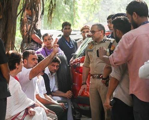 Rahul Gandhi, Priyanka detained during protest in Delhi