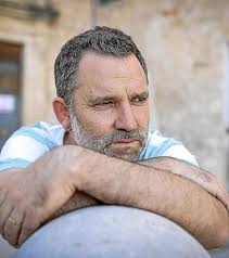 Iván de Mata publica Karikaturak: recopilación de sus 20 años de caricaturas