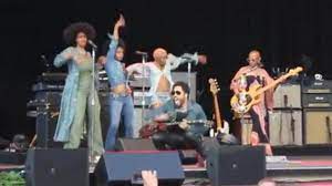 Lenny Kravitz rompe el pantalón y enseña el pene