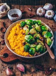 Kurbis Risotto Mit Rosenkohl Und Nussen Kurbisrisotto Veganer Kurbis Rosenkohl