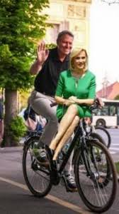 Președintele a venit cu bicicleta la evenimentul organizat în parcul herăstrău. Primarul Capitalei Se Å£ine De Glume Pe Facebook Foto Pe BicicletÄƒ AlÄƒturi De Klaus Iohannis Stiri Pe Surse Cele Mai Noi Stiri