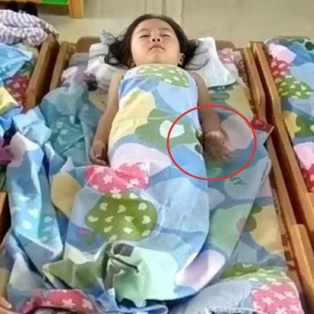 คุณครูส่งคลิปลูกสาวนอนกลางวันมาให้ แม่เห็นมือลูก ร้องไห้ทันทีเพราะเห็นสิ่งนี้!