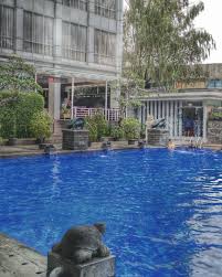 Nah, untuk anda yang punya rencana berlibur ke bandung tahun 2021 ini, dan sedang berminat untuk mengisinya dengan berenang, coba deh simak sejenak daftar kolam renang terbaru yang ada di bawah ini. 9 Rekomendasi Kolam Renang Di Bandung