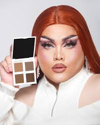 Whether you're looking for a natural or glam look, this palette has  everything you need for contouring and eyeshadow, too! 🤎 It has four  cool-toned shades ideal for adding depth and dimension