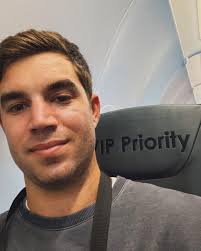 From canceled flight to VIP priority seating." Here's what happened... ↓  Standing at baggage drop: "Flight's overbooked. Moved to tomorrow." 30  people. Same issue. Everyone reacted differently: •…