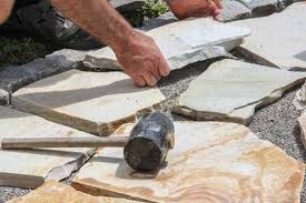 Wer Seiner Terrasse Eine Naturliche Optik Mit Leicht Rustikaler Note Verleihen Mochte Kann Anstelle Von Holz Ode Garten Platten Gartenwege Anlegen Natursteine