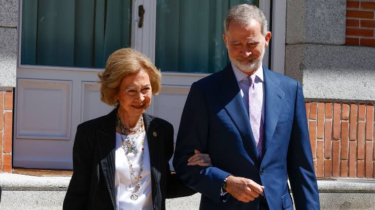 Felipe VI y la reina Sofía cierran una semana de reencuentros familiares  con una inusual aparición madre-hijo | Vanity Fair