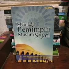 Artinya menimbang, menilai, atau melihat kembali. Contoh Teks Resensi Buku Non Fiksi Teks Resensi Buku Non Fiksi Menjadi Pemimpin Muslim Sejati