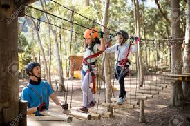 La tirolina se trata de un espacio indoor destinado al ocio activo, dirigido a niños y jóvenes que quieran celebrar un cumple o pasar un día aventurero. Instructor Ayudar A Los Ninos En Tirolina En Un Dia Soleado Fotos Retratos Imagenes Y Fotografia De Archivo Libres De Derecho Image 89183313