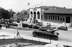 27 mayıs darbesi, 27 mayıs 1960'ta yapılan ve türkiye cumhuriyeti tarihinde gerçekleşmiş ilk askeri darbe olarak tarihe geçmiştir. 27 Mayis 1960 Darbesi Nden Sonra Istanbul Valiligi Onundeki Tanklar Turkish Army Patton Tank Istanbul