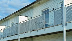 The price is dependent on the railing brand, style, length, and height you choose. Railings Weland Ab