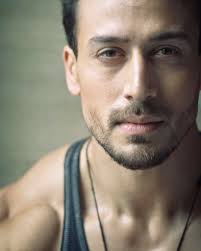 44. Tiger Shroff Bio Nama Asli : Jai Hemant Shroff Nama Populer : Tiger  Shroff Profesi : Aktor, Penari dan Artis Bela Diri Tahun Aktif :  2014-Sekarang Statistik Fisik & Lainnya Tinggi :