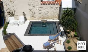 Petite Piscine Sophistiquee Avec Un Liner Gris Fonce Et Des Margelles En Ardoise Situee Sur La Cote At Petite Piscine Piscine Amenagement Paysager Mini Piscine